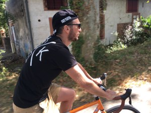Julien, Bogosse même en tenue de vélo.