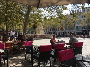 Pause déjeuner, soleil, restauration, farniente, et...bière.